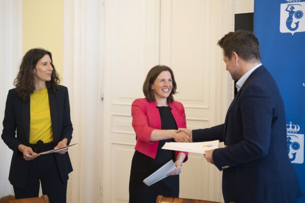 Jane Burston shakes the hand of the Mayor of Warsaw after signing the Breathe Warsaw partnership agreement